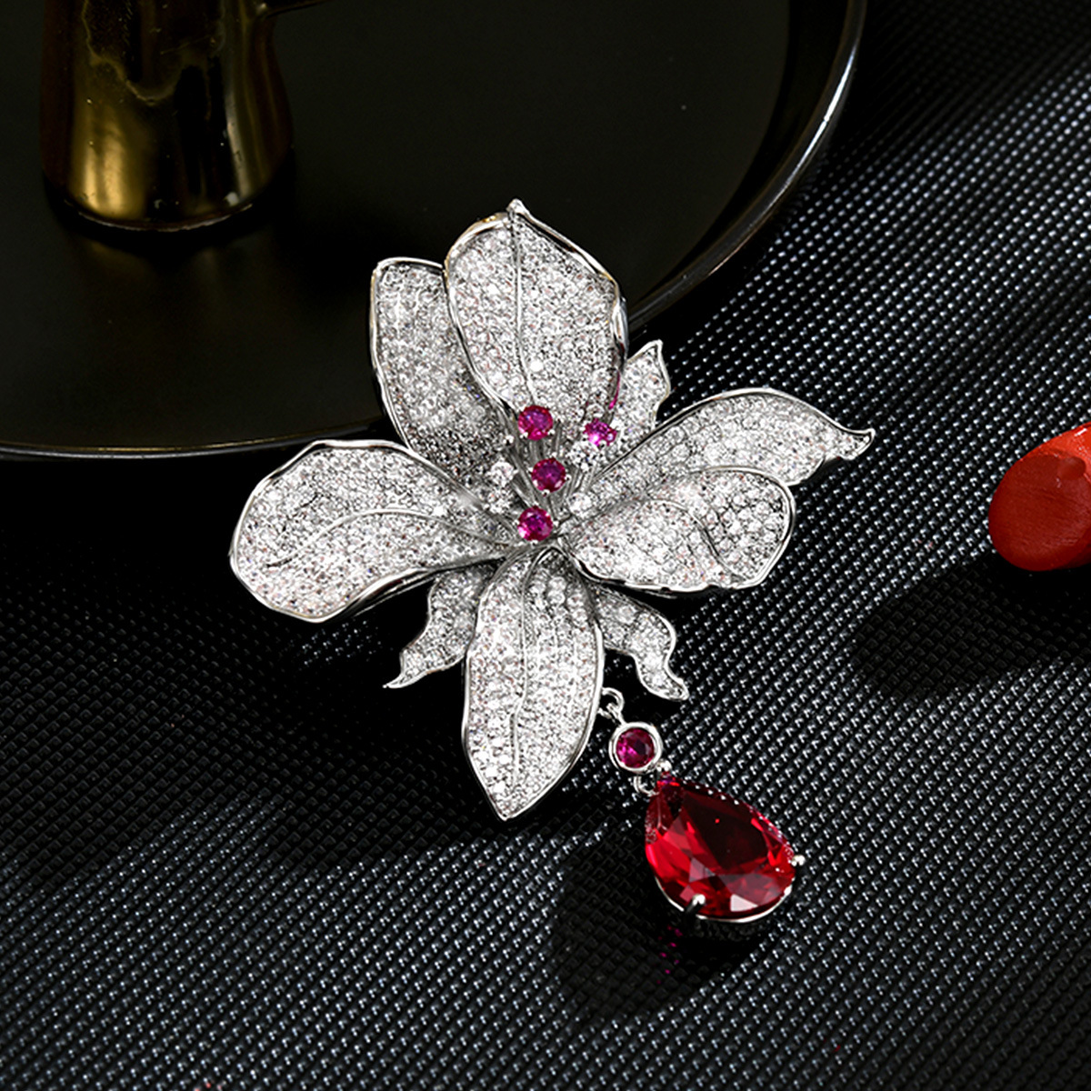 Exquisite and Elegant Pendant Fashion Flower Brooch High-End Dinner Temperament Versatile Plant Floral Pin Brooch