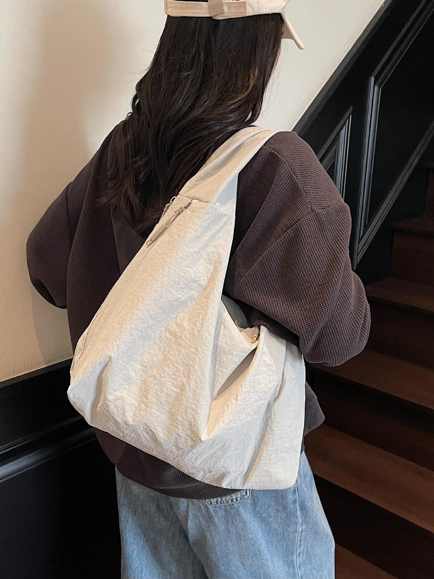 Bolsa de brazo de tela de nylon transfronteriza para mujeres 2025, nueva bolsa de hombro casual simple, bolsa de torneo casual universal
