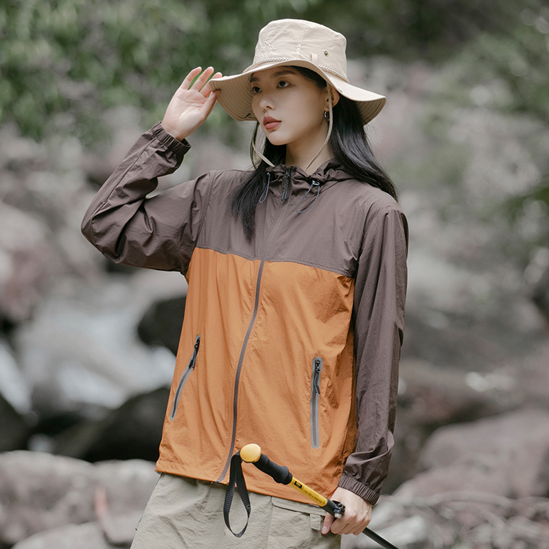 Ropa de protección solar al aire libre de montaña para hombres y mujeres de verano nueva seda de hielo delgada impermeable ropa de moda de protección solar pareja chaqueta encapuchada