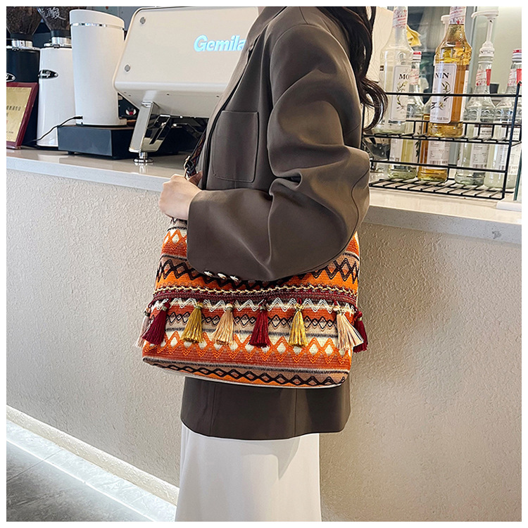 Large-capacity tote bag 2025 Summer new style trendy, simple and casual women's single-shoulder bag, artistic Chinese-style tassel bag undefined