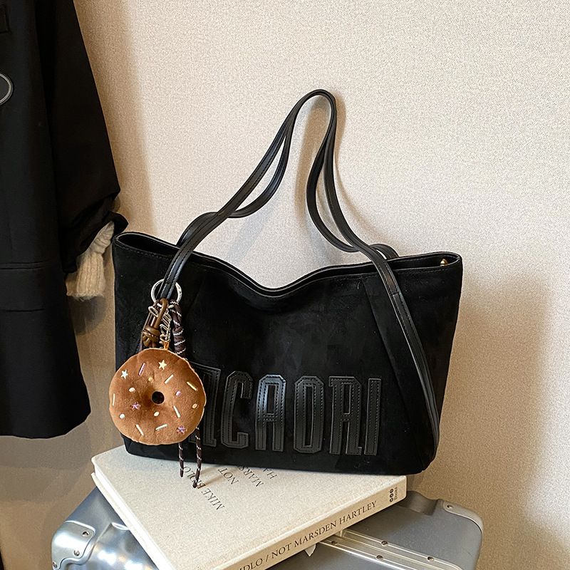 Casual de gran capacidad retro bolsas de seda de peluche mujeres 2025 nuevo estilo de transporte universal bolsas de hombro bolsas de estudiantes universitarios