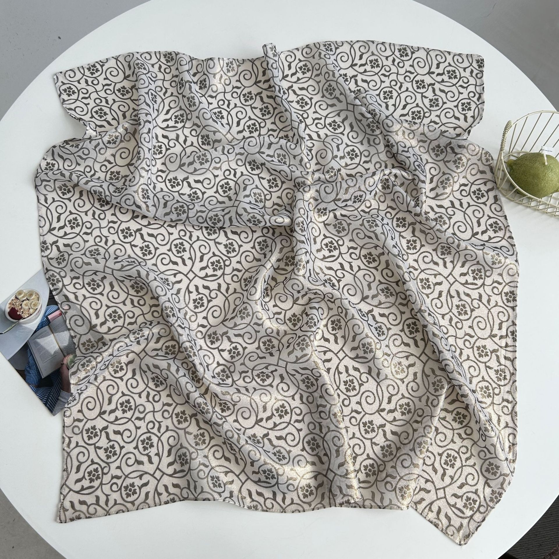 2025 Pañuelo brillante de moda europea y americana verano todo-fósforo nuevo estilo transfronterizo venta caliente bufanda de seda árabe 70 bufanda cuadrada pequeña