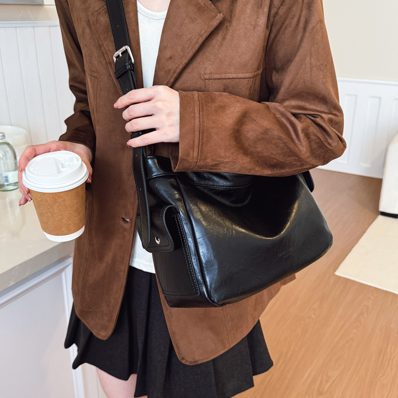 Retro perezoso estilo de viaje bolsas debajo de las axilas para mujeres otoño y invierno 2025 nuevo hombro ancho bolso de hombro nicho textura mochila
