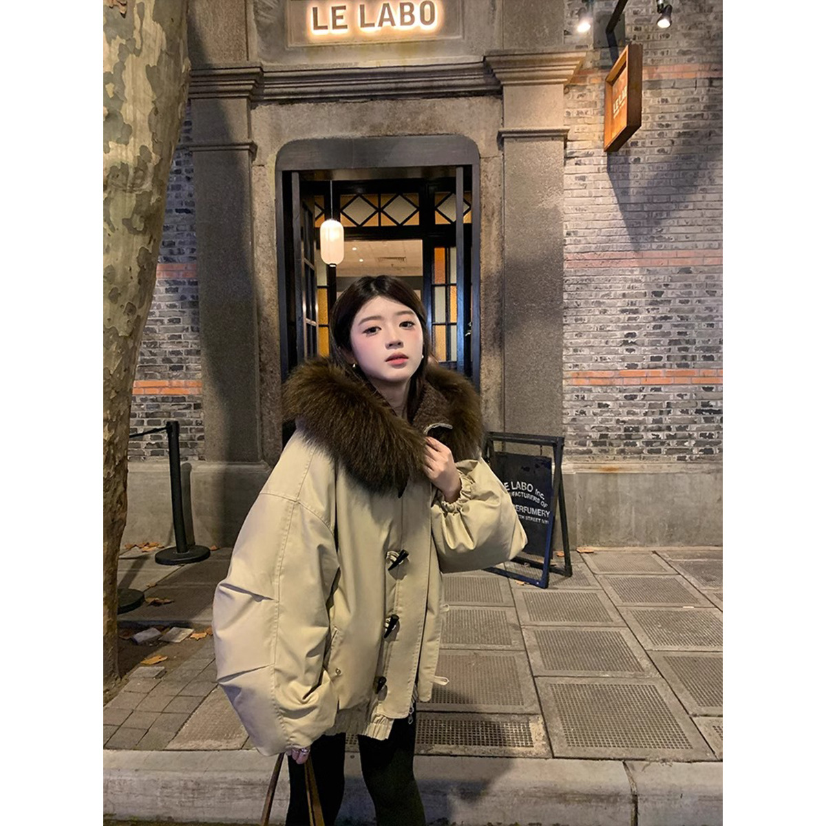 2707# 天使之翼大貉子毛领羽绒服加厚保暖90白鸭绒牛角扣连帽外套