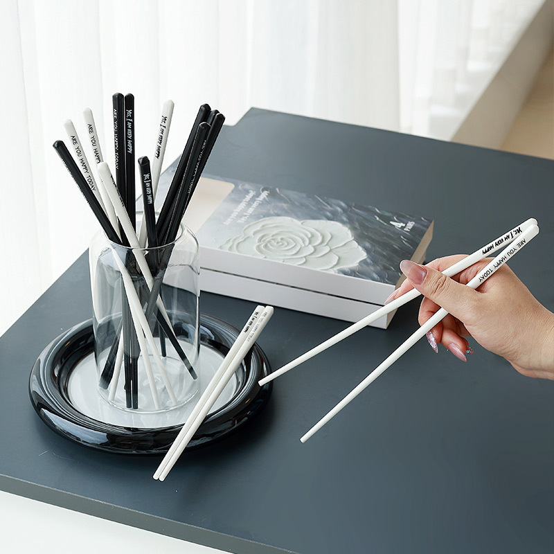 Palillos de estilo francés Hepburn ins moda color blanco y negro palillos de cerámica de alto valor conjunto de regalo para el hogar al por mayor