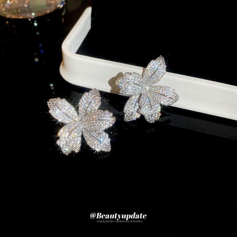 Aguja de plata Pendientes de flores de diamantes llenos súper parpadeantes europeos y americanos Pendientes de alta calidad exquisitos Pendientes de lujo simples y ligeros al por mayor