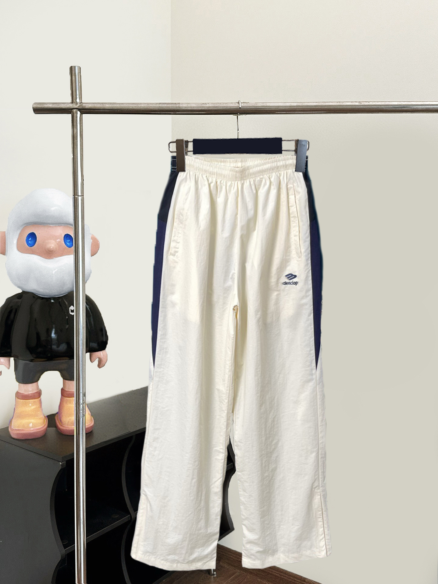 흰색 검정색 파란색 바지