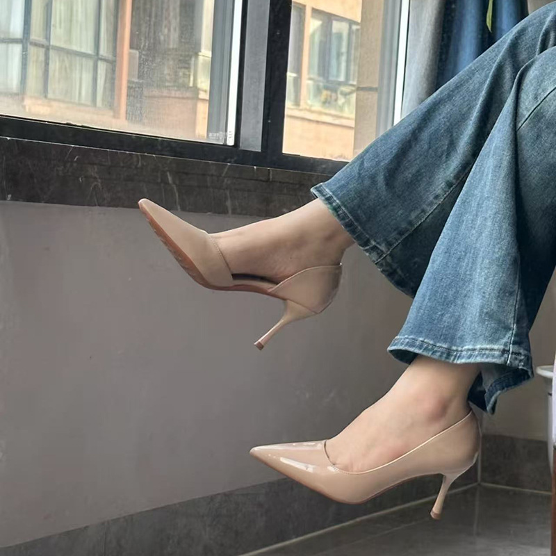 Edición de la diosa ~ diseño de tacones altos desnudos temperamento esmalte lateral vacío rojo zapatos de fondo único femenino tacones delgados mujeres puntas