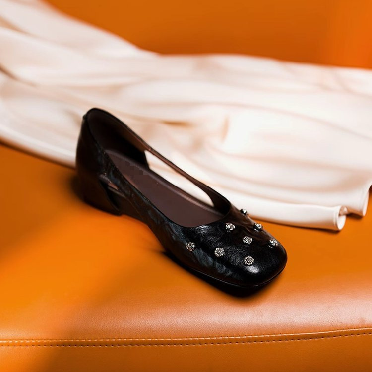 Remaches franceses temperamento de zapatos de verano para mujeres sandalias de tacón grueso 2026 nuevos zapatos planos
