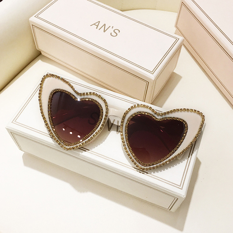 Fashion Heart Shape Resin Special-shaped Mirror Rhinestone Full Frame Women's Sunglasses display picture 2