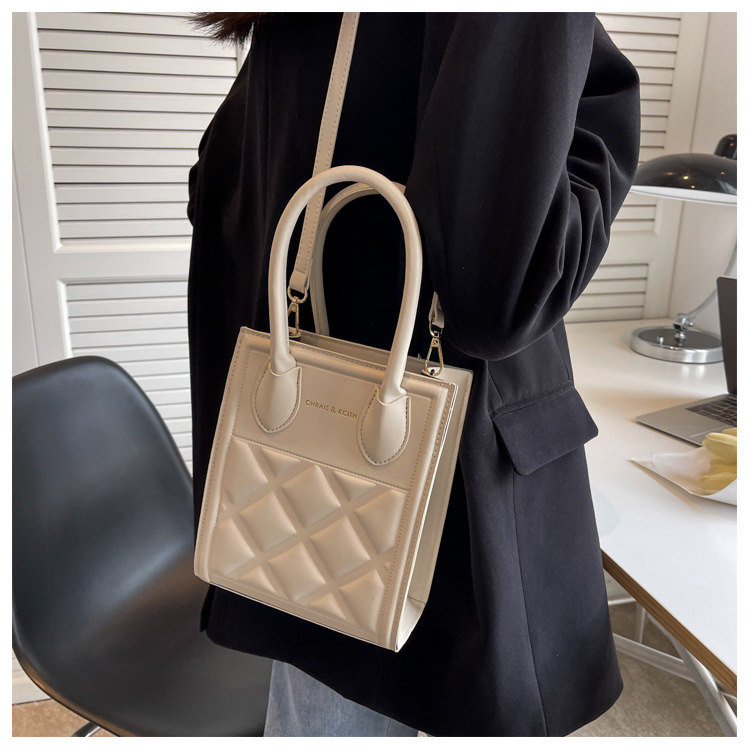 2022 Nouveau Rétro Style Pur Couleur Épaule Bandoulière Petit Sac Carré display picture 6