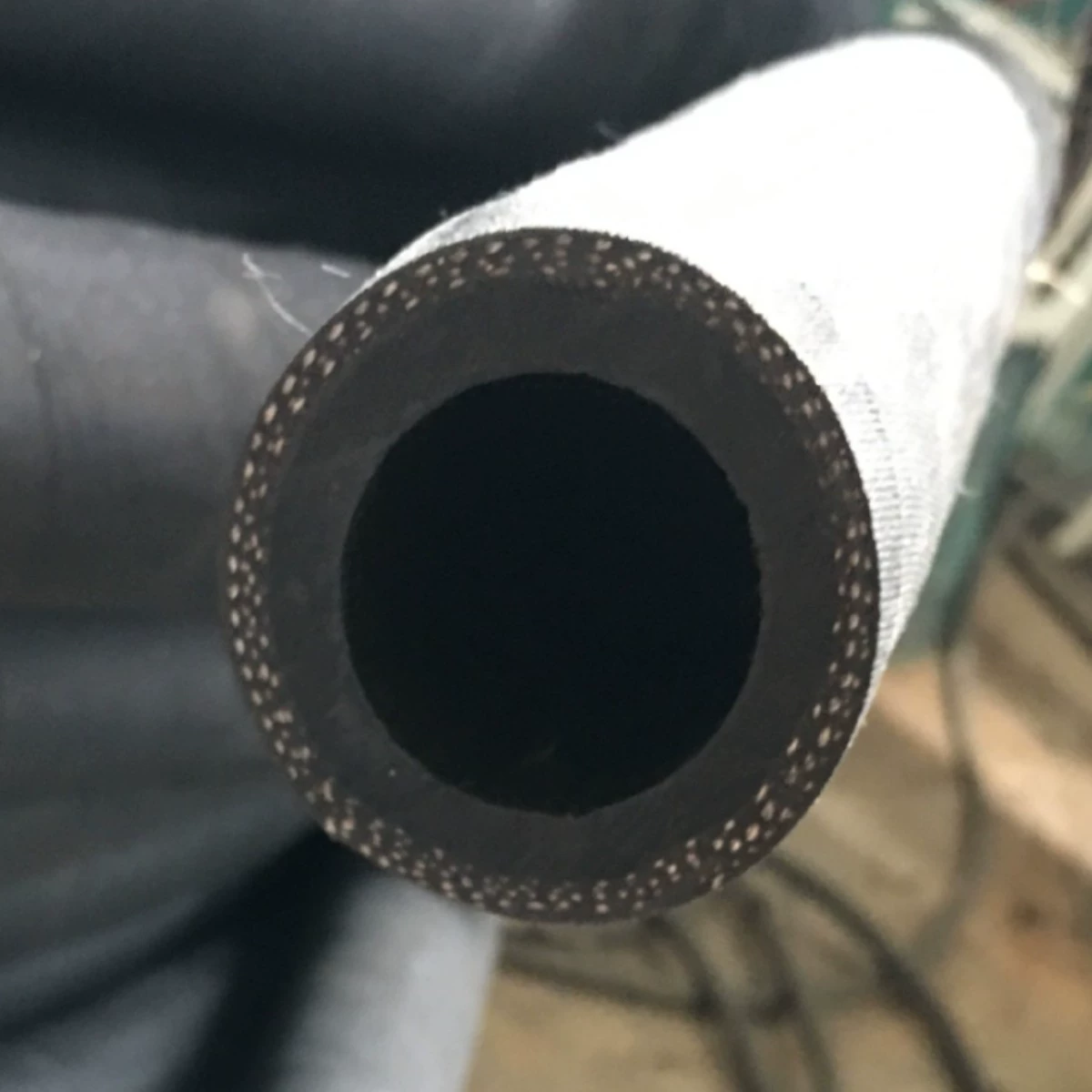 Производитель поставляет маслостойкий шланг с тканевым зажимом, стальной проволочный всасывающий и вытяжной дизельный шланг, термостойкий и устойчивый к гидравлическому маслу, большая скидка.