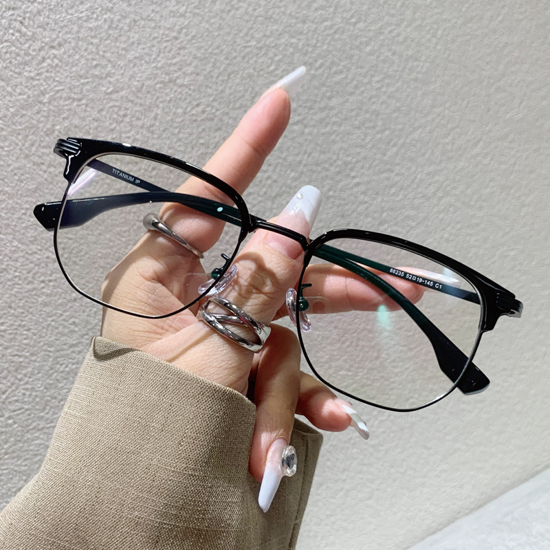 Occhiali da vista versatili, minimalisti, retrò e sofisticati in titanio puro con mezza montatura, adatti anche a chi soffre di miopia. Trendy e personalizzabili con lenti graduate, anti-luce blu._voghion.com