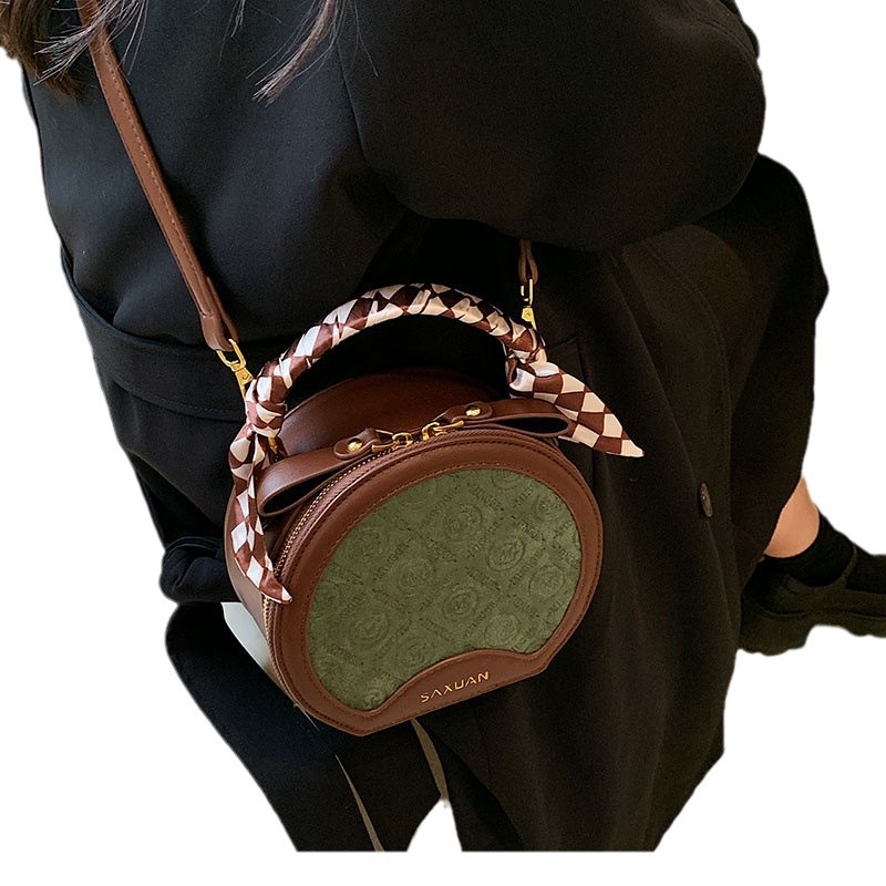 틈새 디자인 라운드 크로스 바디 백 2024 새로운 패션 세련된 휴대용 어깨 올 매치 유행 어깨 크로스 백