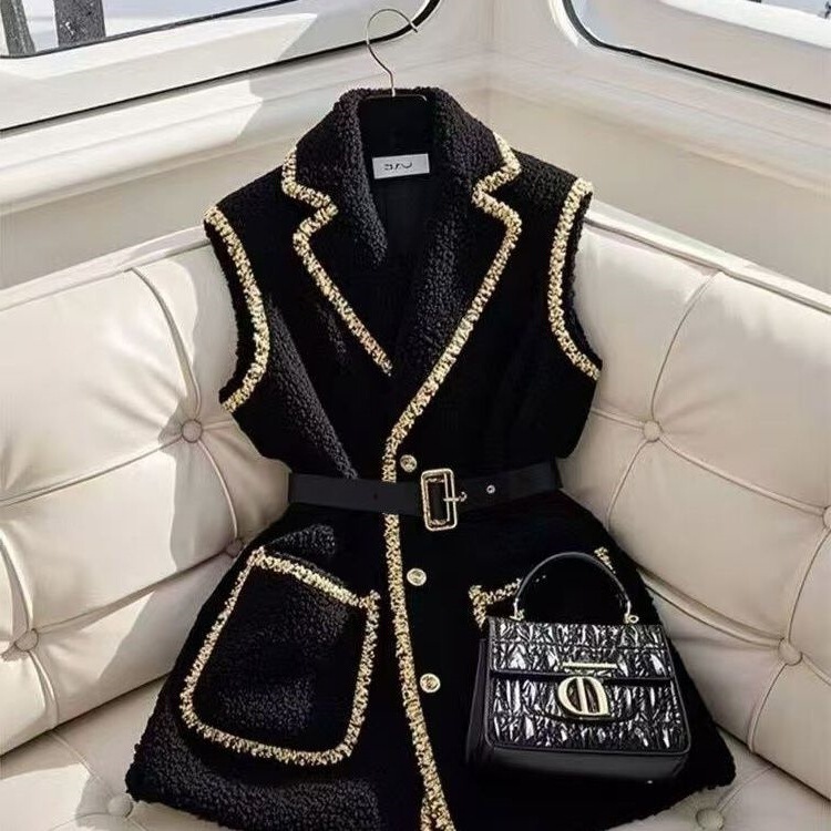 2025 Women's Winter Stylish French-Style Lamb Wool Black Coat for Plus-Size Korean Fashion