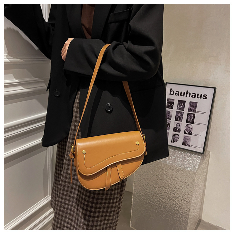 Niche Bag Female 2021 New Fashion Casual One-shoulder Messenger Texture Underarm Bag Commuter Bag display picture 9