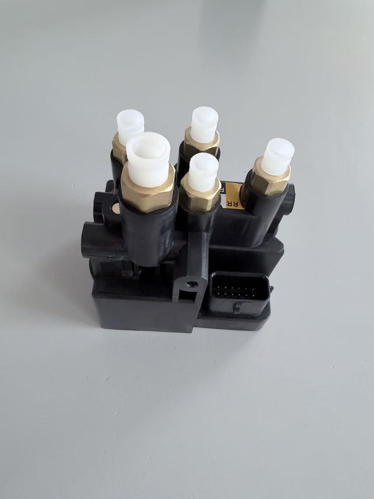 Air pump distribution valve LR070246 is suitable for Land Rover L405L494 rear LR113342 shock absorber valve manufacturer