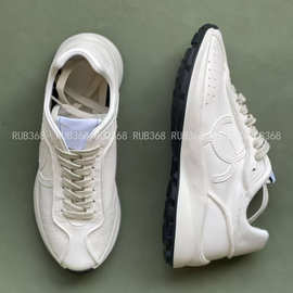 2025新款小香香冲孔前系带低帮休闲运动女鞋软面透气增高白色球鞋