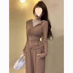 ギャルのスポーツスーツの女性の秋の新型の修身は帽子の上着のコートのカジュアルな広い足のズボンの2つのセットを持ちます。