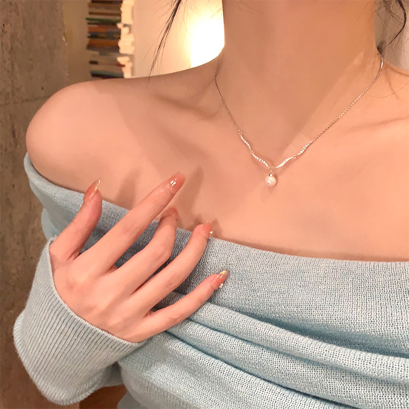 Elegant wavy pendant with zircon pearl