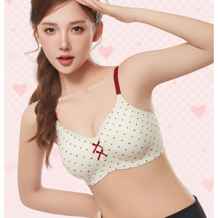 Teenage girl's polka dot bra, age-reducing girl's underwear, wireless push-up bra with molded cups Teenage girl's polka dot bra, age-reducing girl's underwear, wireless push-up bra with molded cups