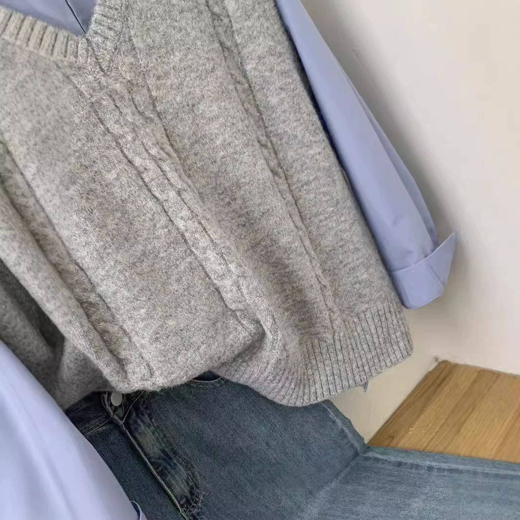 Серый свитер с вырезом из v