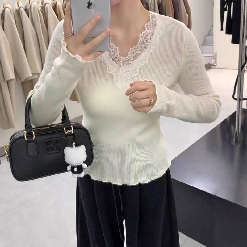 French-Style Lace-Trimmed V-Neck Patchwork Knit Top for Women, New Spring Collection, High-End Pure Desire Inner Wear, Slim-Fit Top French-Style Lace-Trimmed V-Neck Patchwork Knit Top for Women, New Spring Collection, High-End Pure Desire Inner Wear, Slim-Fit Top