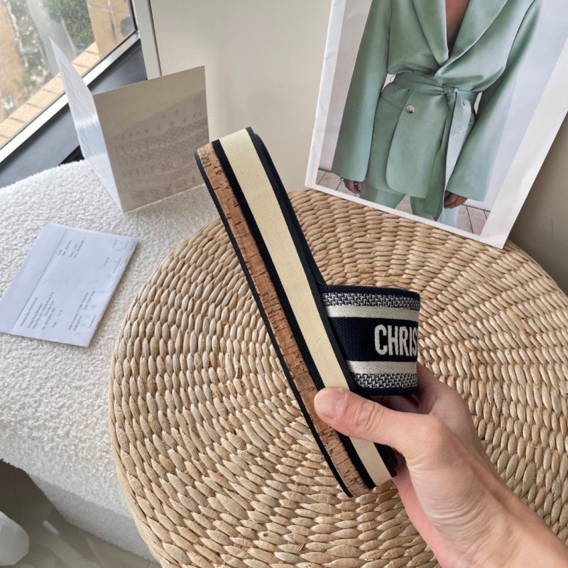 Versión alta 25 nuevas zapatillas bordadas de moda D zapatillas de playa casuales de un pie de altura