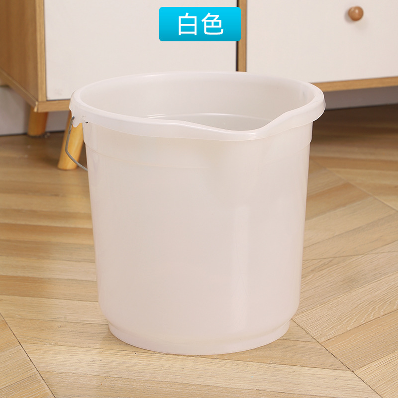 입이 흰색