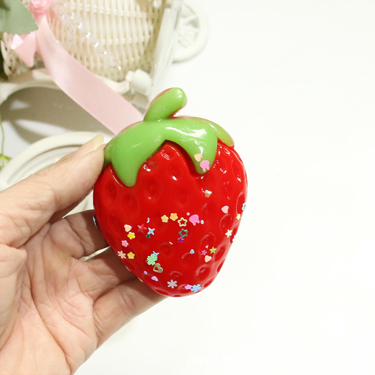Popular transfronterizo pequeño libro rojo con goteo de goma ultra suave fresa pellizco Le descompresión rebote lento juguetes para niños regalos al por mayor