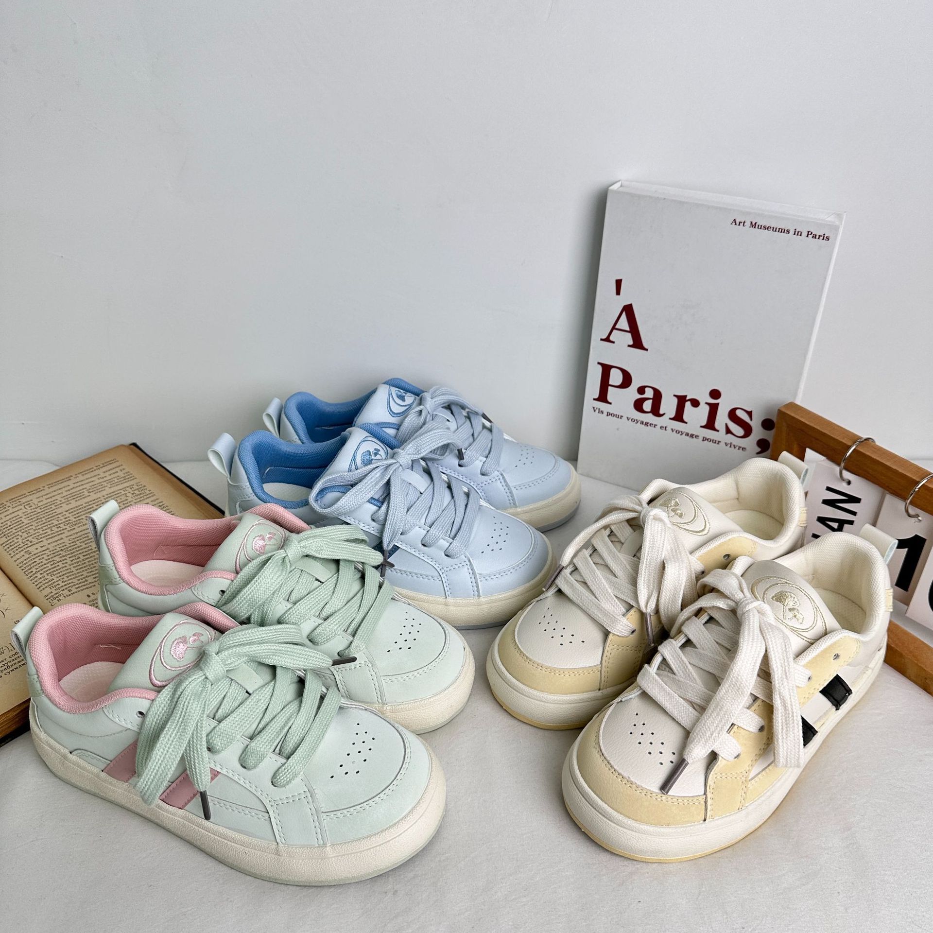 Yuanbo 2025 primavera nuevos zapatos para estudiantes zapatos blancos de microfibra de cuero para mujer versión coreana de zapatos de lona de todo fósforo image 1