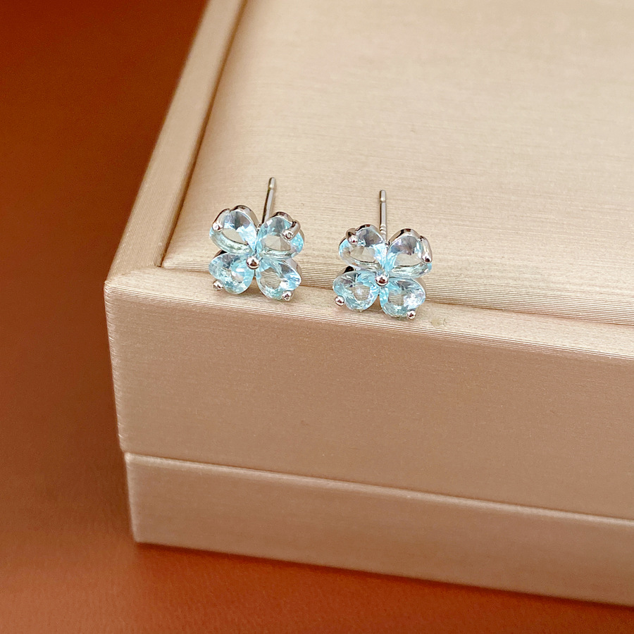 Agujas de plata zircon flores de hierba afortunada simple estilo de viaje versátil pendientes ligeros de lujo alta sensación de auriculares al por mayor