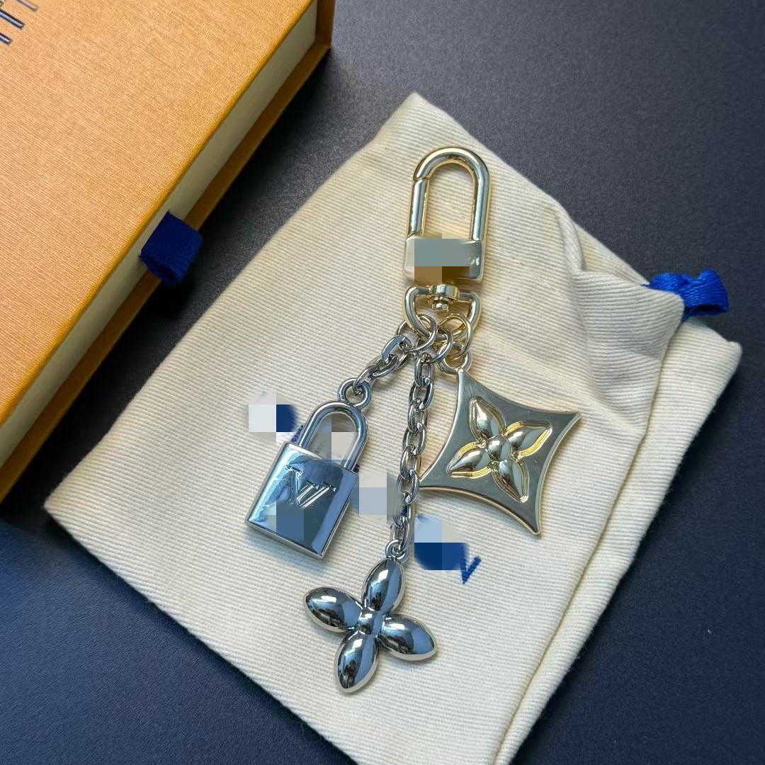 跨境V家新款圣诞四叶草挂件锁头纪念款钥匙扣挂饰箱包吊坠