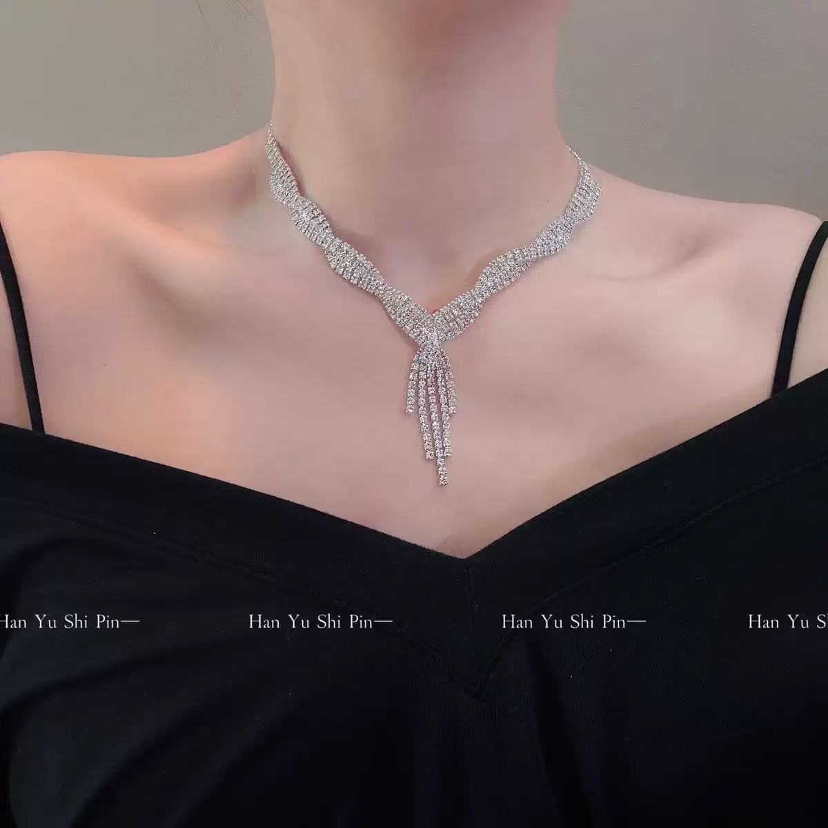 Industria pesada temperamento destellante diamante gota de agua collar de borla temperamento vestido de noche con moda exquisito collar de moda de lujo ligero mujeres