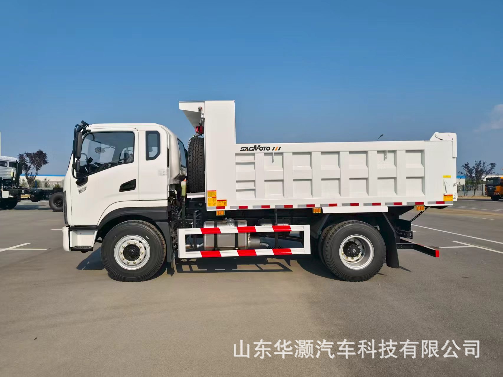 SHACMAN Cross-Border Version X9 Series 4x2 Medium-Duty Dump Truck, Construction Soil Tipper Truck, Supports Left and Right Steering
