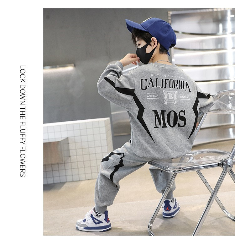 Set sport din două piese pentru băieți, primăvară-toamnă 2023, model nou, model mediu-mare, cu guler rotund, la modă și elegant_voghion.com