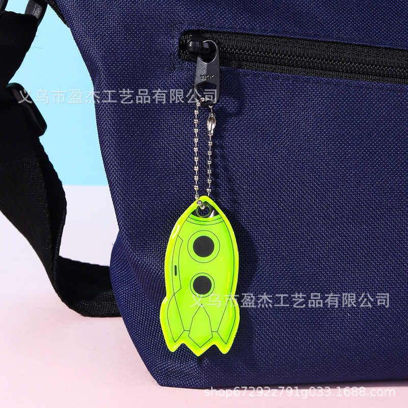 Factoria directa de colgantes reflectantes en forma de cohetes de llaveros nocturnos material de PVC colgantes de seguridad creativos de luz nocturna