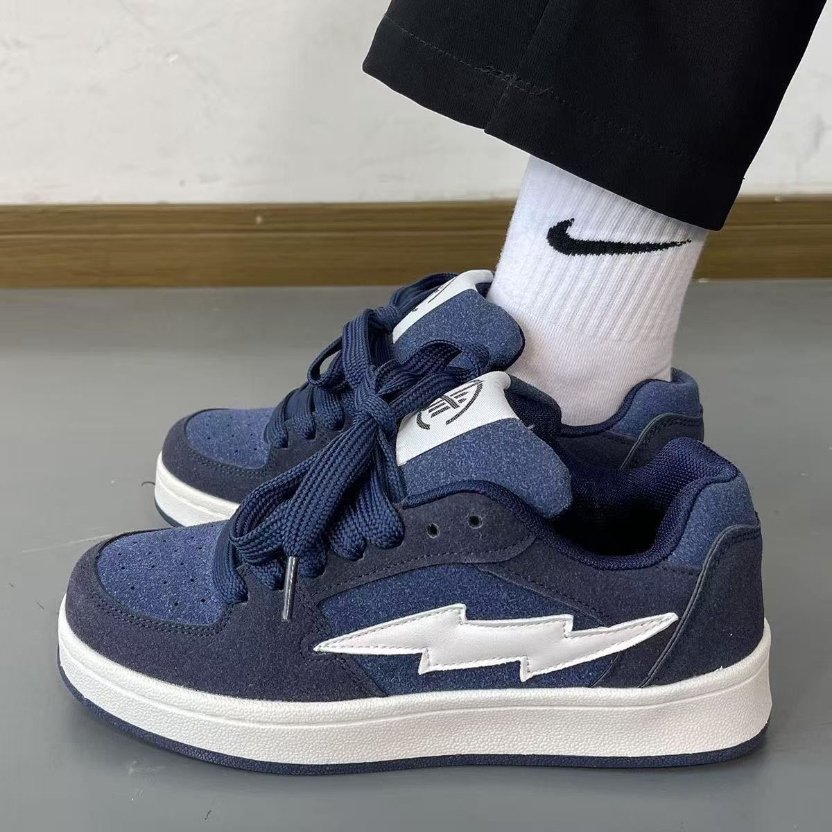 Zapatos de pareja de gran tamaño para hombres y mujeres, zapatos de skate de relámpago casuales, estudiantes de moda casuales, pan transpirable, zapatos de altura baja.