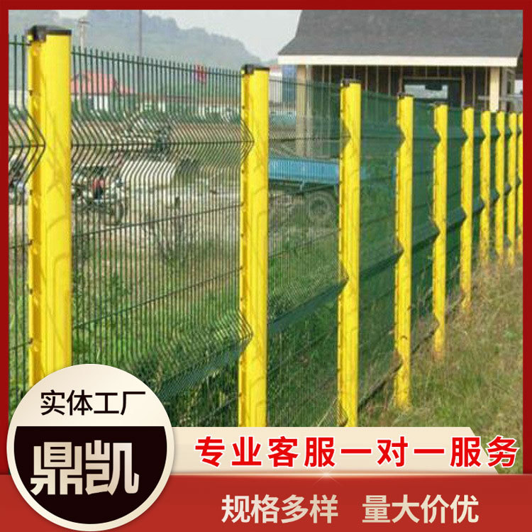 厂家供应包塑隔离铁丝护栏网桃柱形双边护栏网高速公路基坑护栏网