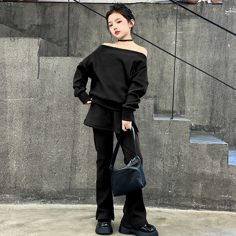 소녀 가을 세트 2024 큰 아이들의 세련된 오프 숄더 스웨터 슬림 마이크로 팬츠 투피스 세트의 새로운 한국어 버전