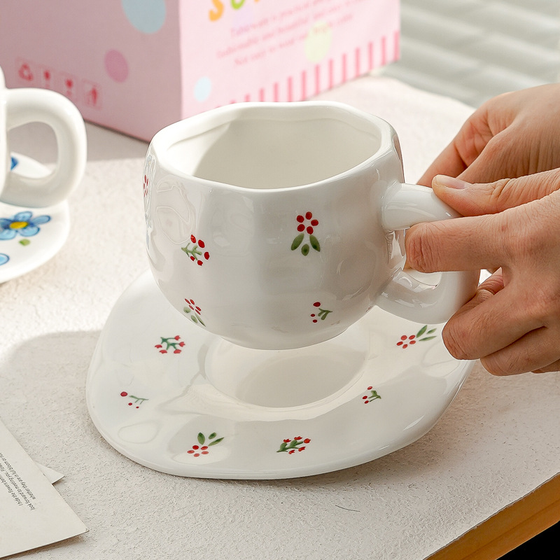 Hermoso conjunto de tazas de café y platos Regalos comerciales Irregulares tazas de desayuno transfronterizas de cerámica Pastoral pintada a mano esmaltada
