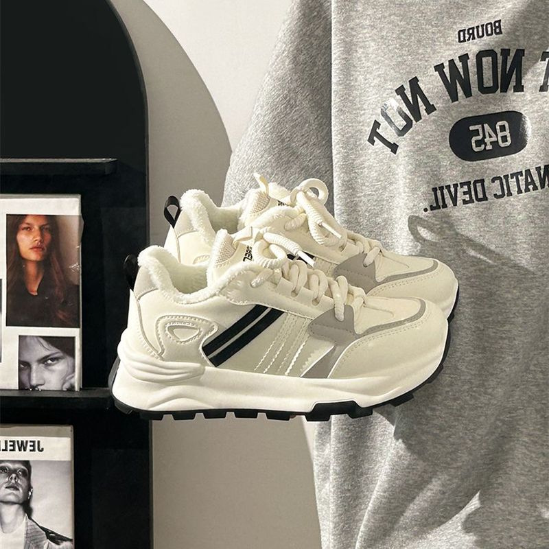 Pequeños zapatos blancos para mujeres 2025 nuevos zapatos deportivos de estudiantes zapatos de skate para mujeres zapatos de carreras casuales con suela plana