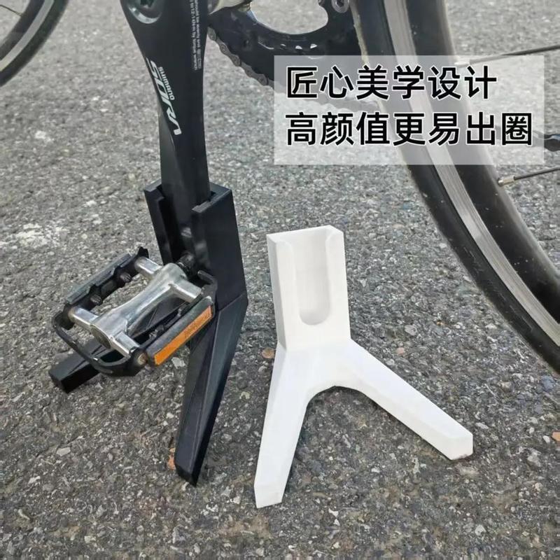 自転車の携帯用の足は止まっています。マウンテンバイクの駐車フレームを支えます。|undefined