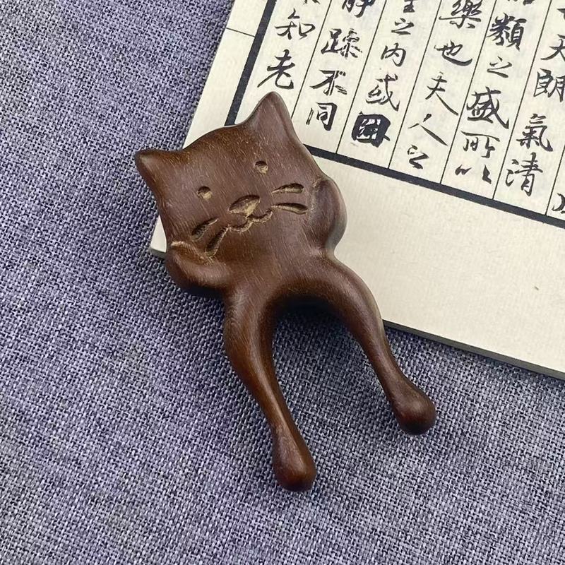 ホノルルの小さいカエルの大きい鼻は目のマッサージ器の鼻筋の鼻の鼻翼の顔をかすめて筋の棒の鼻をかきます。|undefined