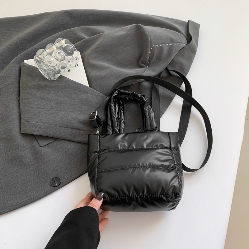 2024 nuevo bolso de mujer bolso de cubo otoño invierno simple abrigo de plumón ligero casual de moda versátil bolso de mano