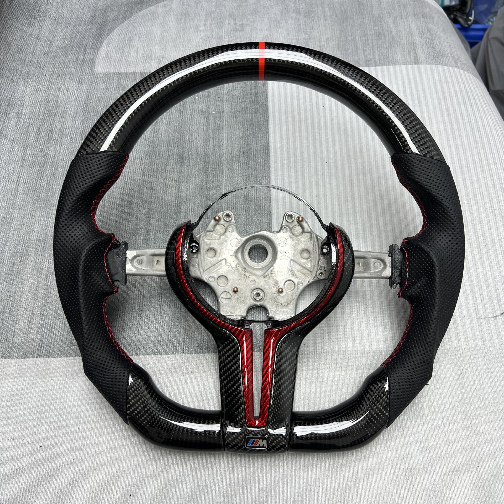 Popular in foreign trade, suitable for BMW F chassis 3 Series, 5 Series, X3, X5, M3, M6 carbon fiber car steering wheel modification and customization