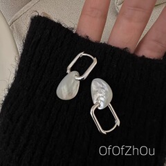 周の銀色の韓国版の大衆のデザイン感の異形の白い貝のイヤリングのファッションのins風の質感の耳飾り