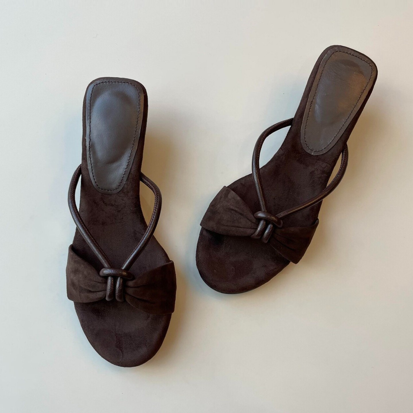 2026 verano nuevo estilo retro minimalista versátil pendiente con una zapatilla cruzada con arco de dedos desnudos zapatillas de viaje image 4