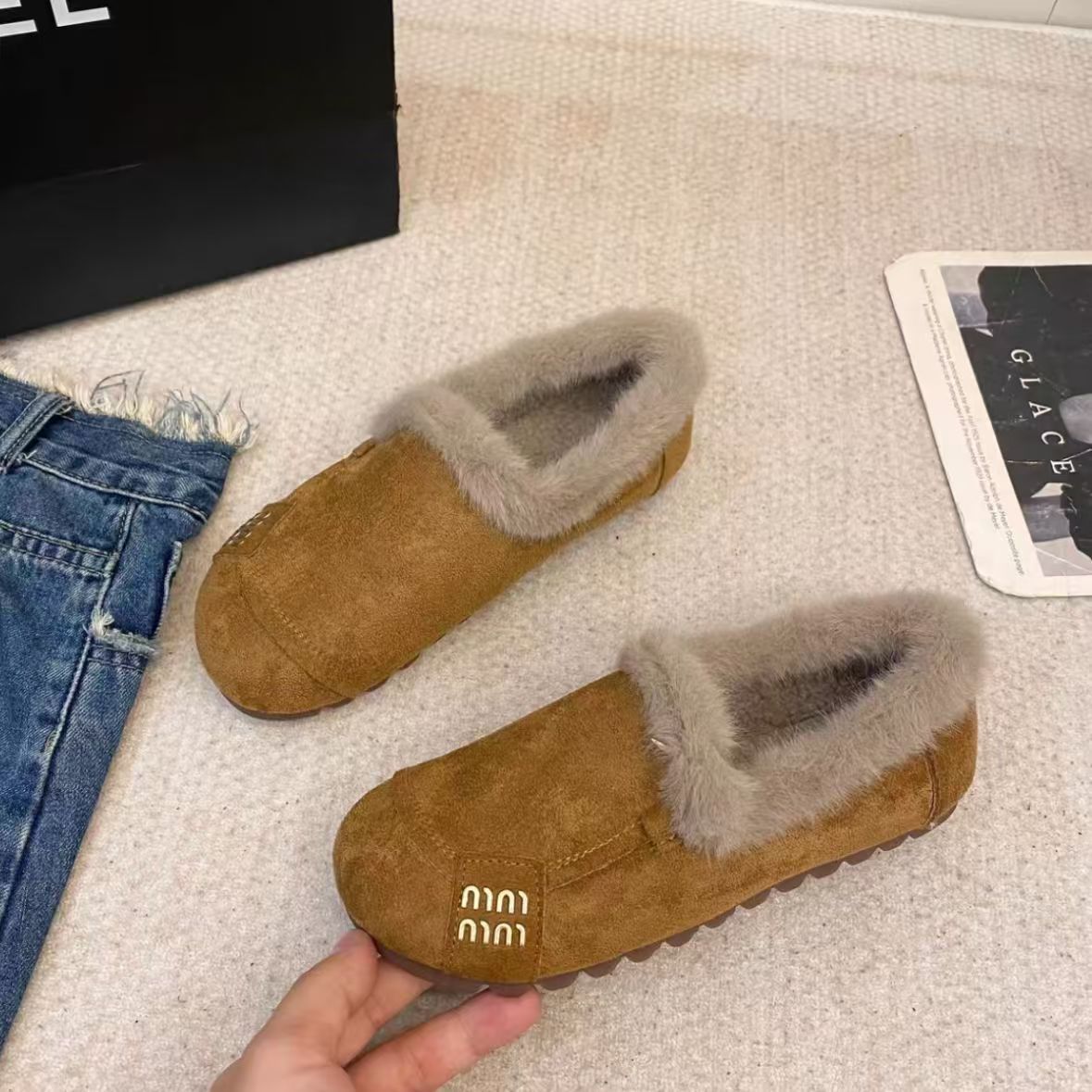 2025 invierno nuevo retro plano plano superficial con caldo de lana calentamiento zapatos de soja con un pie de zapato de algodón anti-deslizante con suela suave