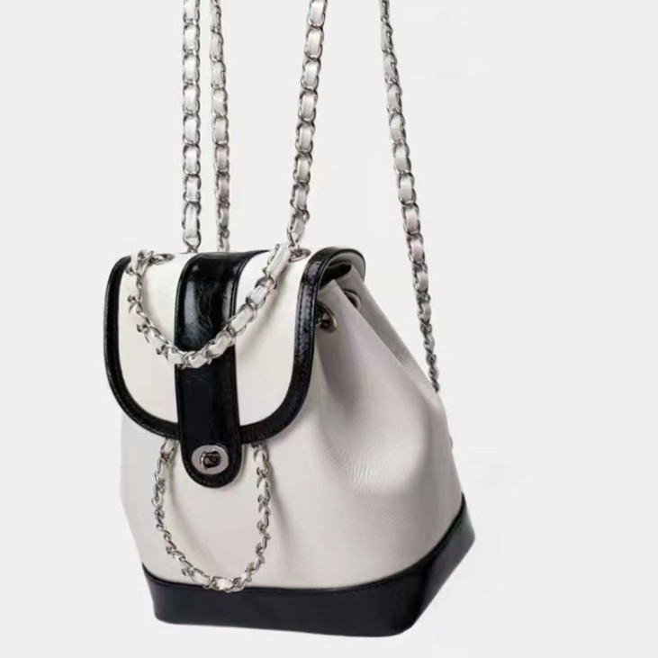 Mochila con cadena de metal y tapa abatible de estilo coreano, ligera y de lujo, mochila pequeña estilo Chanel, bolso versátil de gran capacidad para estudiantes y viajeros, bolso para mujer.